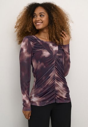 Top cu mânecă lungă în nuanțe de purpuriu, cu un model tie-dye, având detalii pliate pe laterale și un guler rotund. Material moale, texturat.