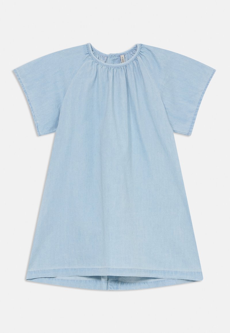 Lyseblå, kortermet kjole laget av myk denim. Har en samlet halslinning og en litt utsvingt silhuett, med en ujevn kant.