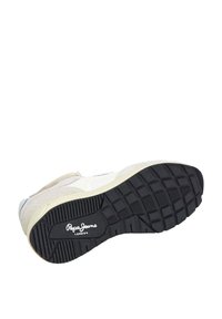 Zapatillas en blanco y gris con parte superior de ante y tela, suela negra de goma con textura y el logo "Pepe Jeans London".