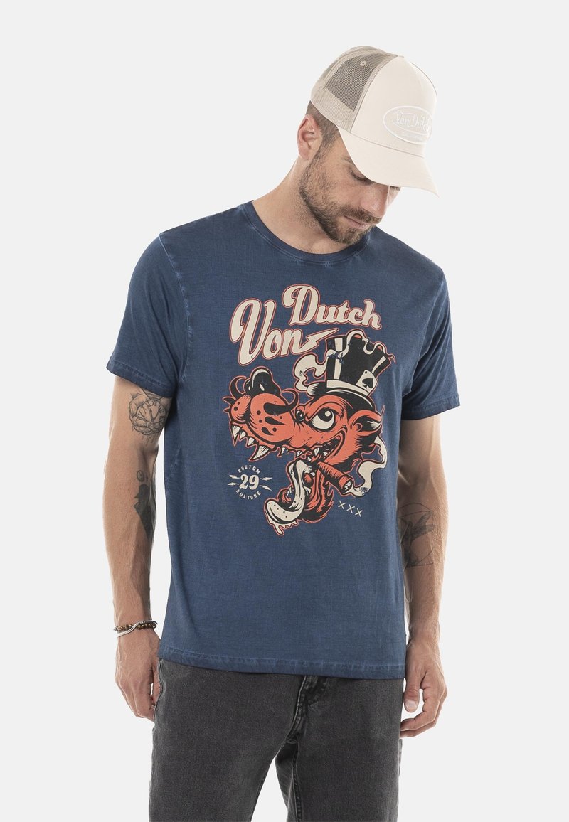 T-shirt en coton bleu marine présentant un grand graphique d'une tête de loup stylisée, avec le texte "Von Dutch" et des accents colorés.