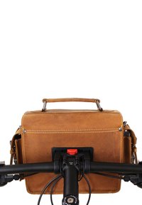 Brun læder cykelbag med et håndtag på toppen, klaplukning og synlige sømme. Monteret på sorte cykelstyr, med en rød knap.