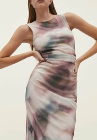 Ärmlös, figurnära klänning i mjukt, stretchigt tyg. Har ett mjukt, abstrakt mönster i pastellfärger av rosa, grön och blå.