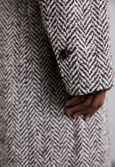 Holzweiler EMI HERRINGBONE COAT - Cappotto classico - brown mix