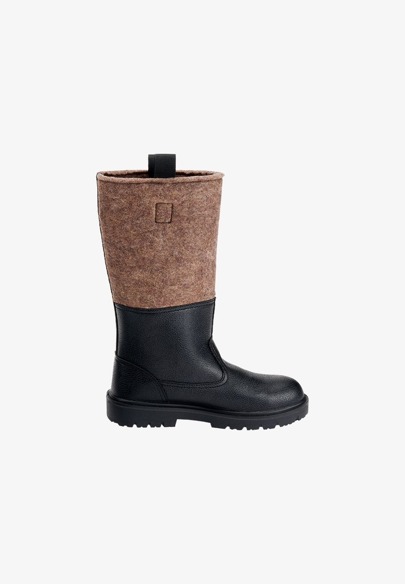 Botte mi-mollet avec une partie inférieure en cuir noir texturé et une partie supérieure en feutre marron, avec une languette à l'arrière et une semelle en caoutchouc crantée.