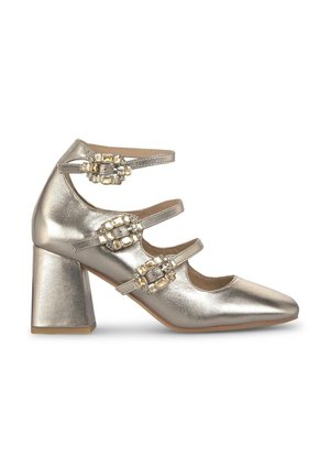 Chaussure à talon aigu en argent métallisé avec un bout pointu, présentant trois sangles ajustables et des accents ornés de bijoux sur les sangles. Design à talon bloc.