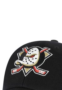 Schwarze Kappe mit einem gestickten weißen, gelben und roten Eishockeymaske und gekreuzten Schlägern-Logo. Weicher Stoff mit abgerundeter Kronenform.