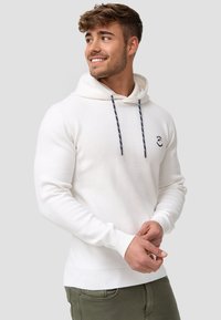 Witte hoodie van textuurstof met een trekkoordkap, blauwe gedessineerde koorden en een klein geborduurd logo op de borst.