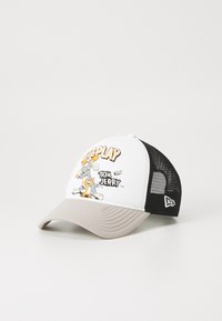 Hvit caps med svarte nettsider og en beige skjerm. Har et "Let's Play"-grafikk med Tom og Jerry-figurer på forsiden.