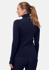 Top de manga larga azul marino con alto cuello, diseño ajustado y tejido elástico. Cuenta con costuras planas y una textura suave.