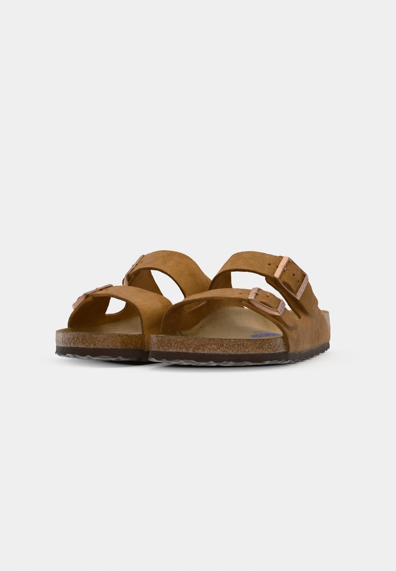 Sandali in suede marrone con due cinghie regolabili, una soletta in sughero sagomata e una suola in gomma testurizzata per una migliore aderenza.