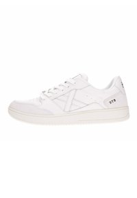 Scarpe da ginnastica bianche con tomaia in pelle liscia, punta arrotondata, accenti laterali testurizzati e suola in gomma. Presentano sei fori per i lacci e dettagli con logo.