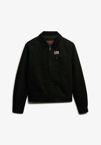 Zwarte jas met een ritssluiting, een kraag en een borstzak. Voorzien van een stoffen patch met een embleem en zijzakken. Glad textuur.