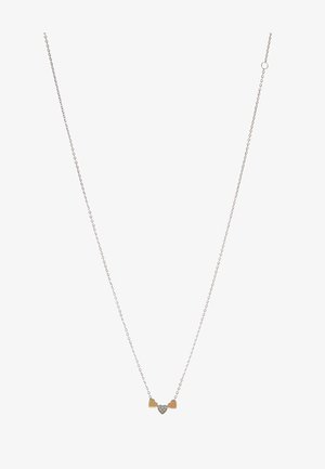 Collier en chaîne argentée avec trois pendentifs en forme de cœur : un en argent, un en or et un cœur central orné de diamants. Fini métallique lisse.