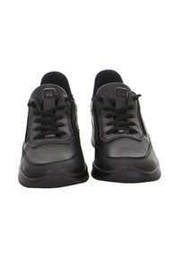 Ein Paar schwarze Leder-Schnürsneaker mit abgerundeten Zehen und gepolsterten schwarzen Sohlen, von der Vorderseite auf einem weißen Hintergrund betrachtet.