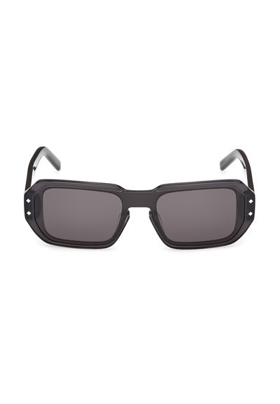 Lunettes de soleil rectangulaires noires avec des montures épaisses et des bords légèrement inclinés, présentant deux petits accents en forme de diamant de chaque côté.