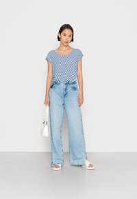 ONLY ONLNOVA LUX - T-shirt estampada - eggnog/blue