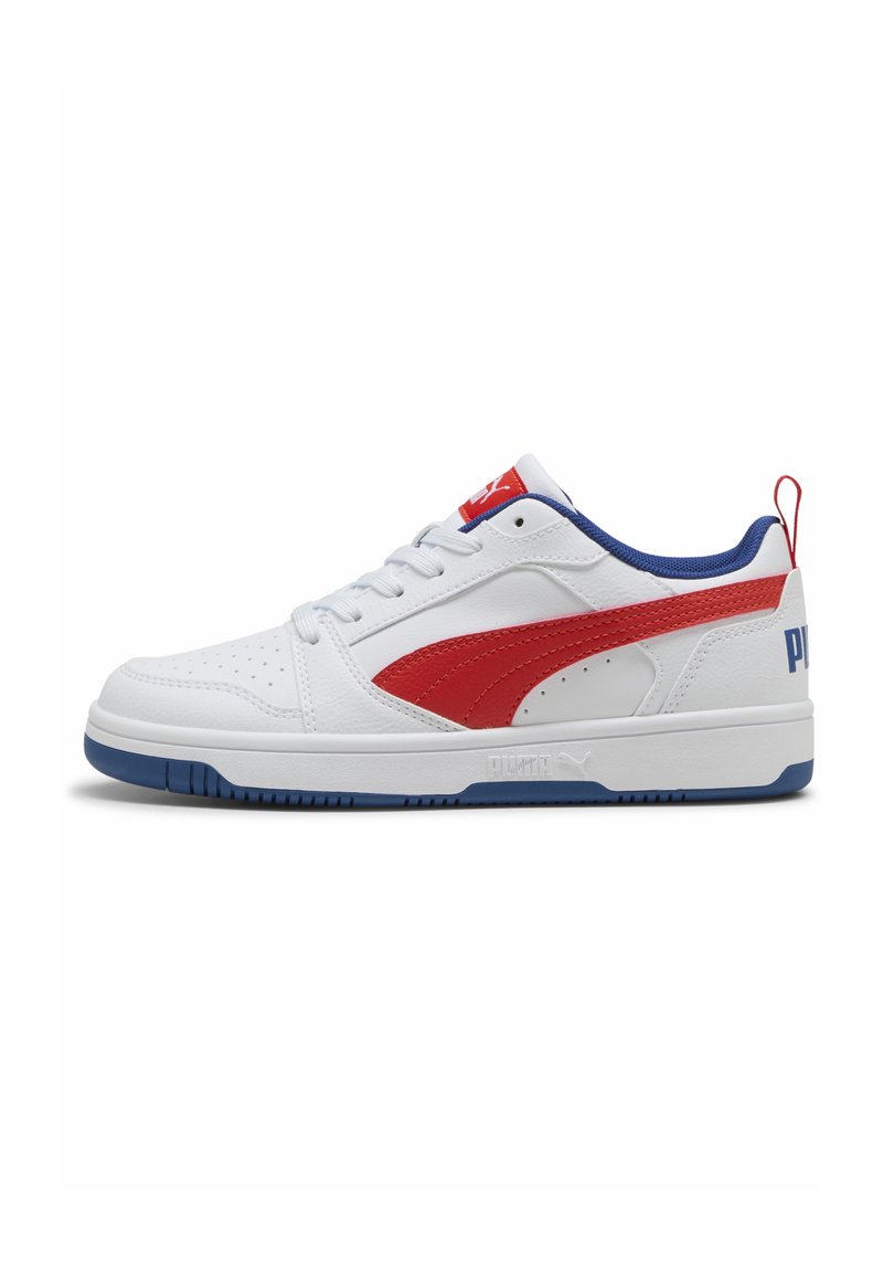 Baskets blanches avec une bande rouge sur le côté et des accents bleus, en matériau cuir texturé, perforations sur les orteils et une semelle en caoutchouc contrastante.