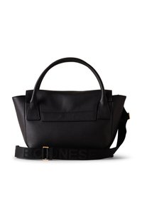 Schwarze Lederhandtasche mit strukturiertem Design, ausgestattet mit zwei Henkeln und einem abnehmbaren Tragegurt. Strukturierte Oberfläche und Klappenverschluss. Akzente aus goldfarbenem Metall.