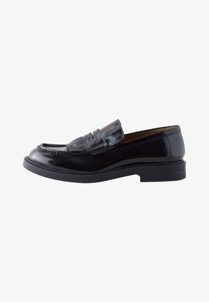 Meeste musta naha loafer, millel on eesrihma detailidega ja lame tald, näidatud külje pealt valgel taustal.