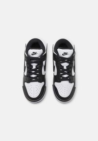 Svart och vit Nike-sneakers med ovandel i läder, perforerad tå, platta snören, vadderad krage och ett signatur-swoosh-mönster.