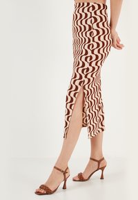 LELA SLIM FIT SET - Zīmuļsvārki - brown white