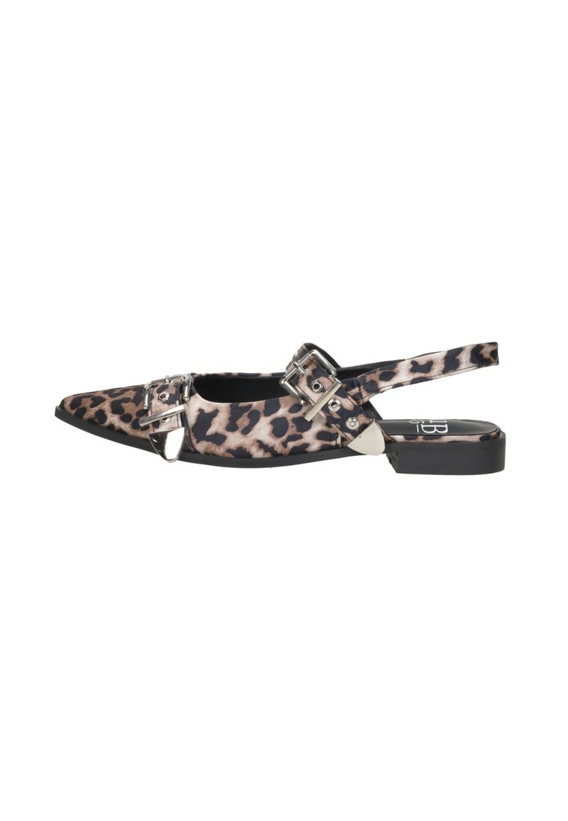 Slingback schoen met luipaardprint, spitse neus, platte hak, twee zilveren gespen op de bovenkant en een zwarte rubberen zool. Getextileerd stof.