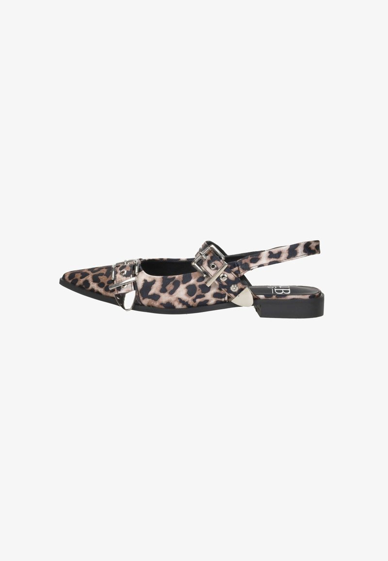 Slingback schoen met luipaardprint, spitse neus, platte hak, twee zilveren gespen op de bovenkant en een zwarte rubberen zool. Getextileerd stof.