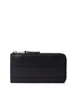 Cartera de cuero negro con cremallera y logo grabado "PIKOLINOS" centrado en el panel frontal.