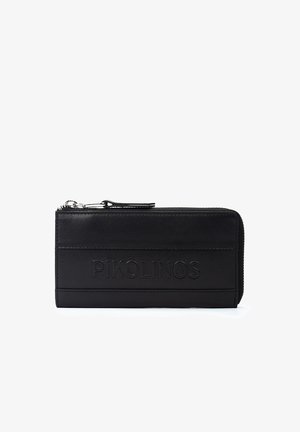Cartera de cuero negro con cremallera y logo grabado "PIKOLINOS" centrado en el panel frontal.