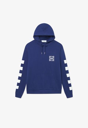 Navy Hoodie mit einer Fronttasche, ausgestattet mit einem weißen Grafiklogo, weißen Streifenakzenten an den Ärmeln und einer verstellbaren Kordelzugkapuze.
