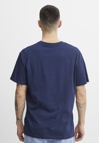 Solid SDELLINGTON - Marškinėliai su spaudiniu - medieval blue