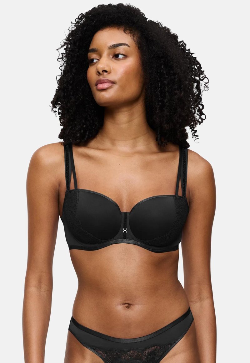 Μαύρο σουτιέν με μπανέλες και δαντελένιες λεπτομέρειες, απαλό ύφασμα, καλυμμένα cups, ρυθμιζόμενες τιράντες και κλείσιμο με γάντζο στο κέντρο μπροστά.