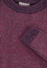 Gebreide trui in een bordeauxrood en marineblauw gestreept patroon; heeft een geribbelde textuur en een ronde halslijn. Gelabeld "LOOXS."