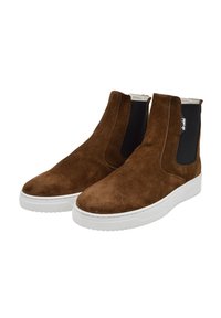 Stivaletti alla caviglia in suede marrone con pannelli elastici laterali, suola in gomma bianca e un design pulito e minimalista.
