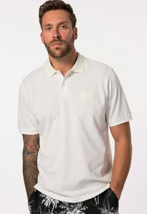 Hvid polo-shirt med krave, korte ærmer og tekstureret stof. Har et tonet logo på brystet.