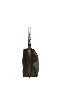 Sac cabas en cuir brun foncé vu de côté avec une seule sangle réglable et une texture douce, légèrement froissée.
