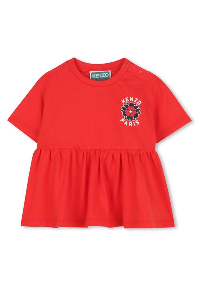 T-shirt in cotone rosso con orlo arricciato, presenta una grafica floreale e il testo "KENZO PARIS" in bianco. Bottoni a pressione sulla spalla per una facile vestibilità.