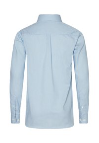 Camicia a maniche lunghe di colore azzurro chiaro con sottili righe bianche, colletto classico, polsini con un solo bottone e taglio dritto.