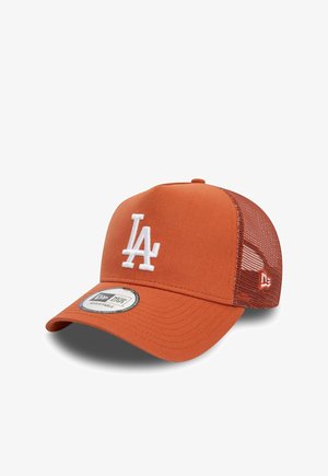 Siatkowa czapka typu trucker w kolorze rdzawego pomarańczu z białym logo "LA" z przodu i regulowanym paskiem, oznakowana etykietą New Era na daszku.