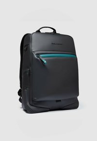 Zwarte rugzak van glad materiaal, met een turkooizen ritsvak aan de voorkant, ergonomisch ontwerp en stevige draaglus.