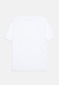 T-shirt en coton blanc avec des manches courtes, encolure ronde et sans motifs ni embellissements visibles. Texture lisse et design simple.