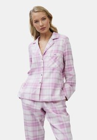 Completo pigiama a quadri rosa e bianco realizzato in tessuto morbido; include una camicia con bottoni dotata di tasca e pantaloni larghi.