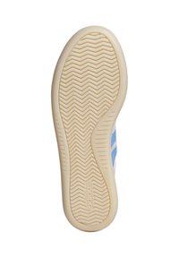 Blå och vit sneaker med en texturerad gummisula, som har ett mönstrat underlag och varumärket "adidas" präglat.