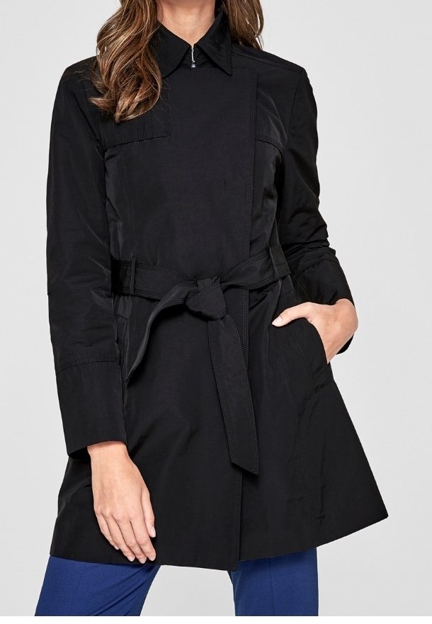 Czarny płaszcz trencz z kołnierzem, wiązaniem w talii i bocznymi kieszeniami. Wykonany z gładkiego materiału o strukturalnym kroju i subtelnych detalach przeszyć.