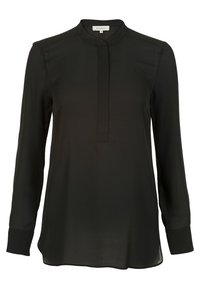 Blusa negra de manga larga en tejido ligero, con cuello mandarín y una tapeta con un botón oculto. Textura suave.