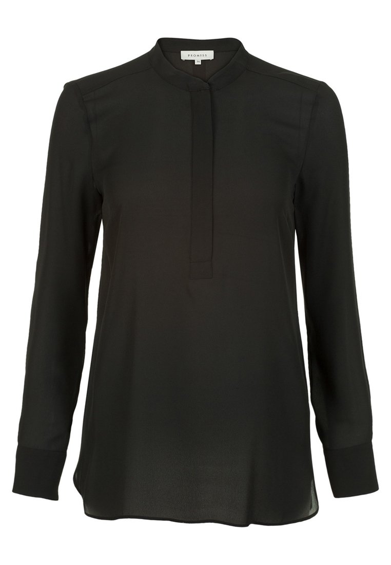 Blusa negra de manga larga en tejido ligero, con cuello mandarín y una tapeta con un botón oculto. Textura suave.