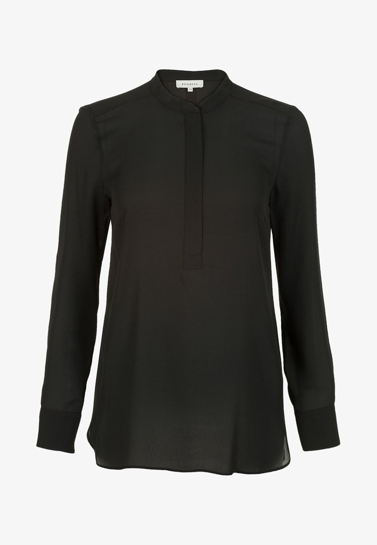 Blusa negra de manga larga en tejido ligero, con cuello mandarín y una tapeta con un botón oculto. Textura suave.