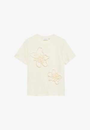 Kremowy t-shirt z krótkim rękawem ozdobiony dwoma teksturowanymi kwiatowymi aplikacjami z przodu, z okrągłym dekoltem i metką marki wewnątrz kołnierza.