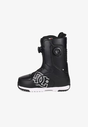 Zwarte snowboardboot met een slank ontwerp, textuurleer, BOA aansluitsysteem, witte zool en groot wit logo-detail.