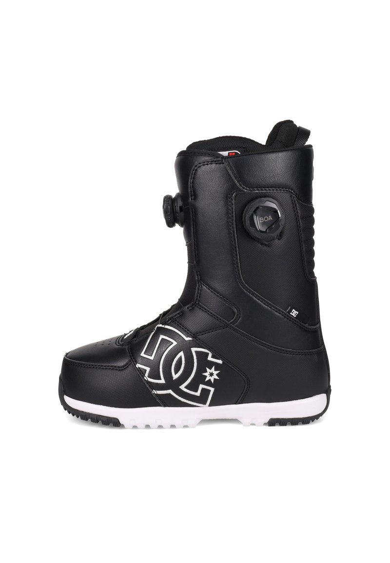 Schwarzer Snowboard-Stiefel mit sleekem Design, strukturiertem Leder, BOA-Zugsystem, weißer Sohle und großem weißen Logo-Detail.